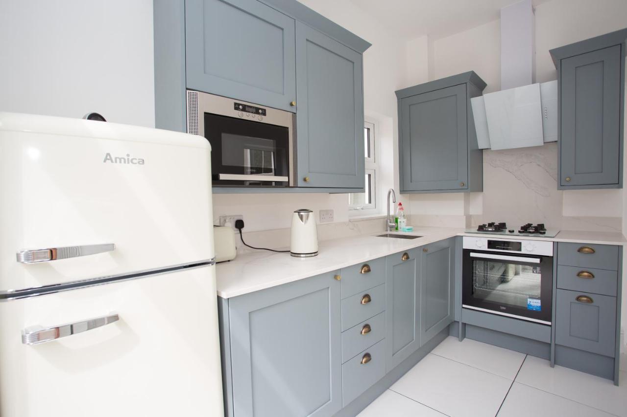 Elegant York House - On A Beach Road, Sleeps 12, With Sea Views Worthing Room photo