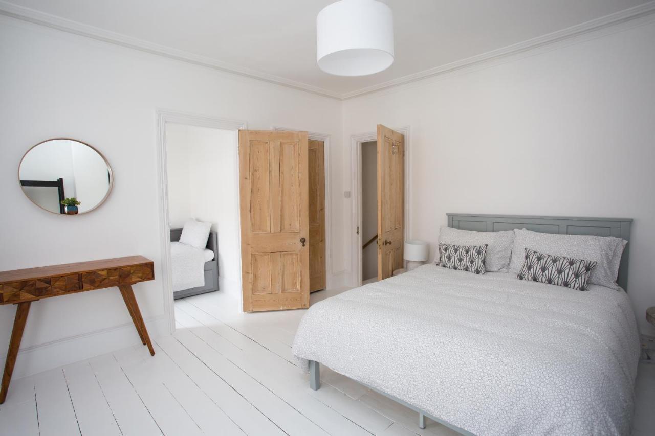 Elegant York House - On A Beach Road, Sleeps 12, With Sea Views Worthing Room photo