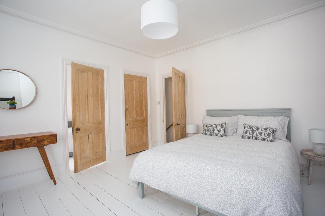 Elegant York House - On A Beach Road, Sleeps 12, With Sea Views Worthing Room photo